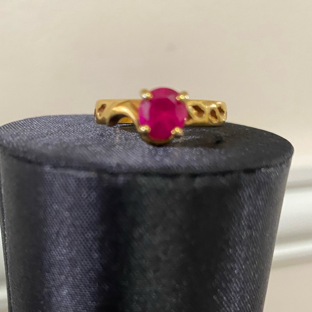 Vintage 14k HGE Lind Gold Ring with Red Gemstone